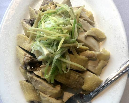 C18. steamed running chicken with ginger sauce(1/2)    走地鸡（1/2)